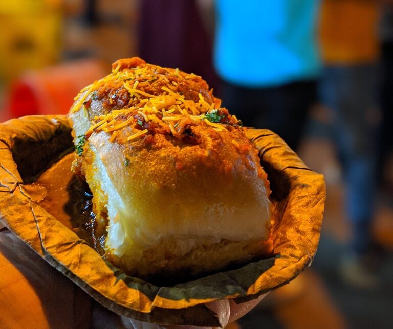 Dabeli (Potato-stuffed Buns with Chutney)