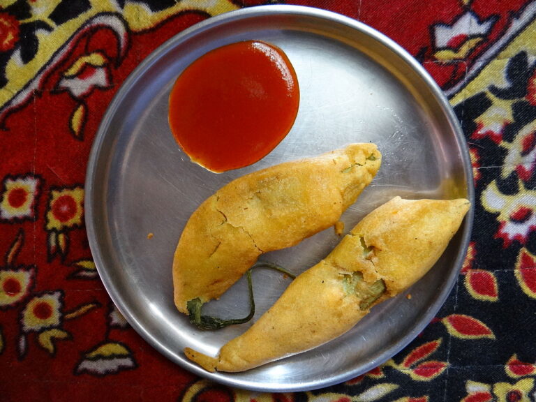 Maharashtrian Deep Fried Chickpea Dough Curry Snacks (Pakoda)