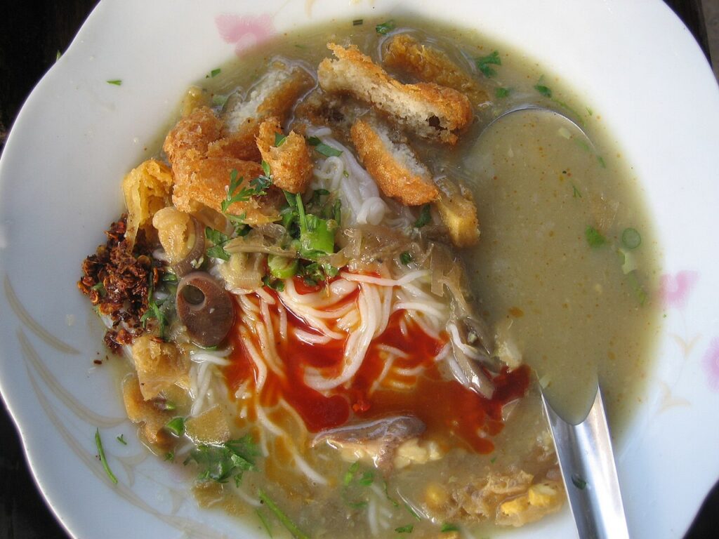 Mohingha (Burmese Fish Noodle Soup)