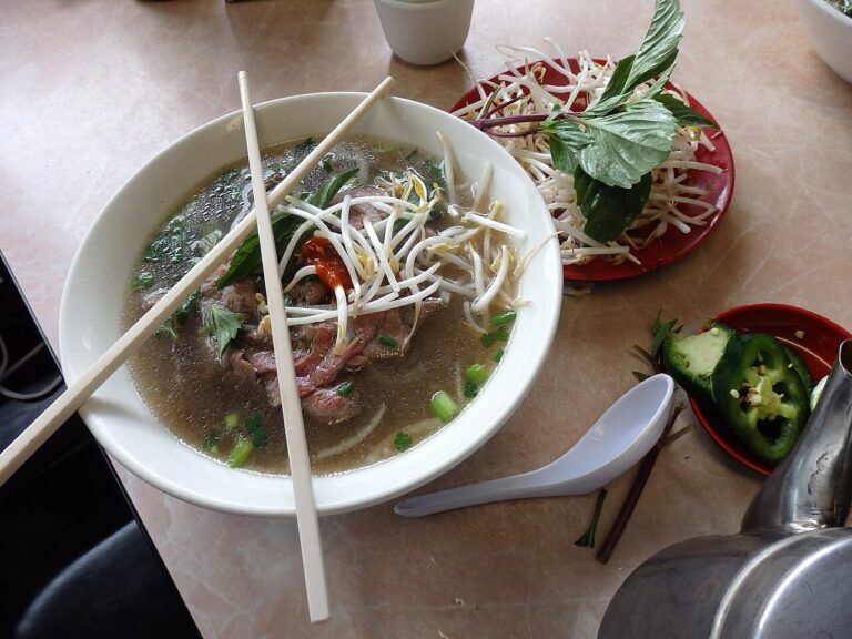 Phở Bò (Vietnamese Beef Noodle Soup)