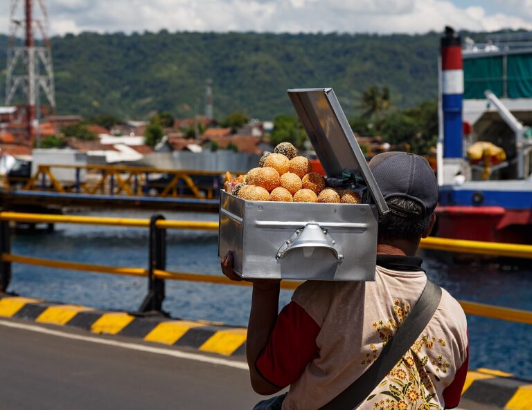 Klepon (Indonesian Sweet Boiled Rice Cake)