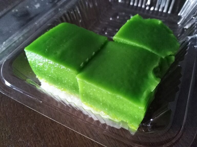 Kuih Seri Muka (Malaysian Sticky Rice with Pandan Custard)