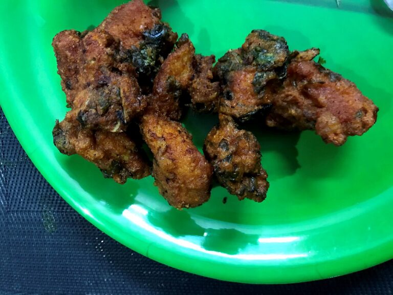Deep Fried Chickpea Dough Curry Snacks (Pakoda)
