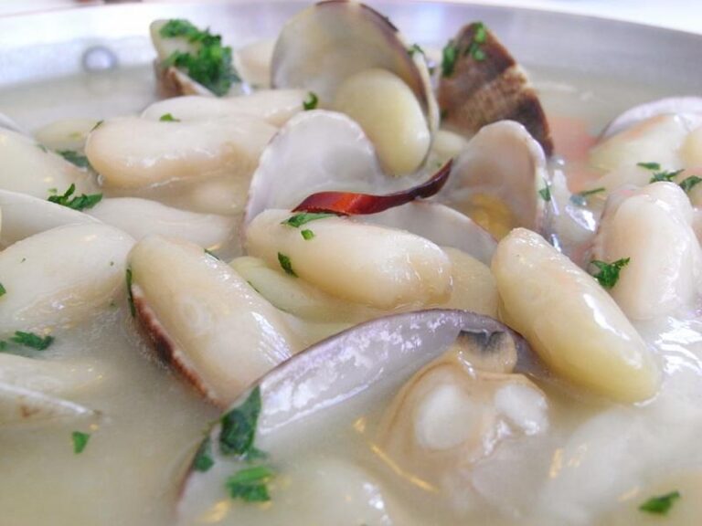 Fabes con Almejas (Spanish Beans with Clams)