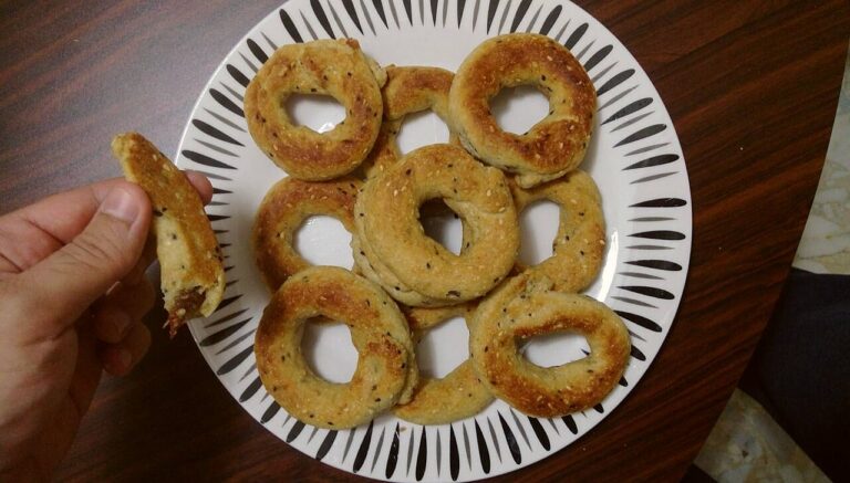 Ka'ak (Savory Ring-Shaped Biscuit)