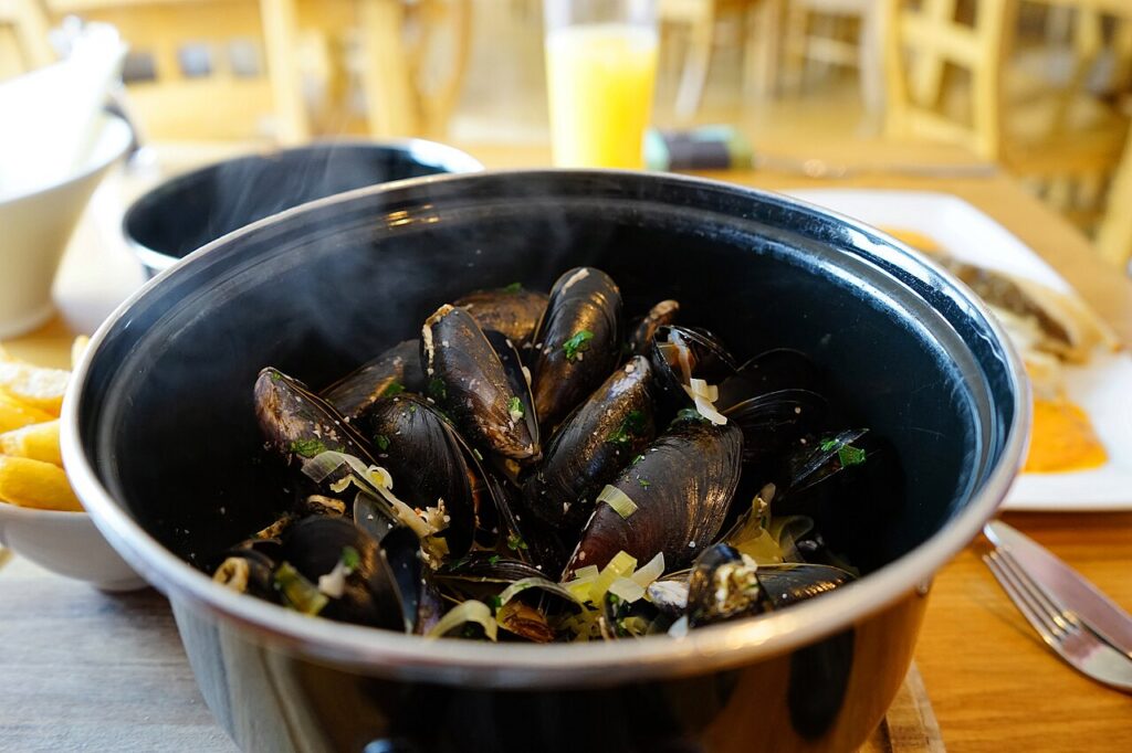 Mussels in Onion and Butter Sauce (Moules Mariniere)