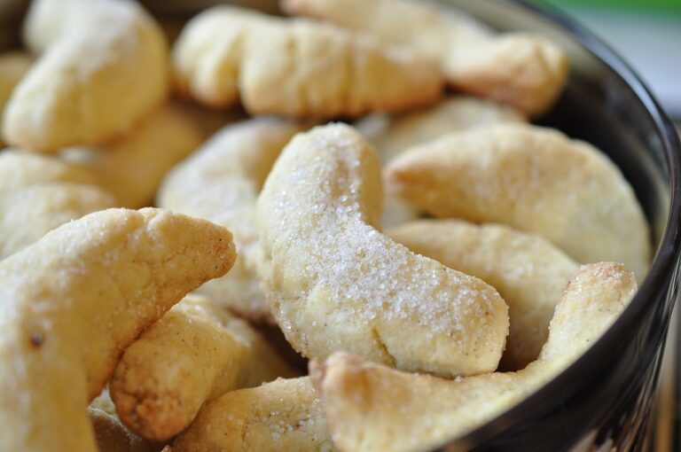 Vanillekipferl (Almond Crescent Cookies)